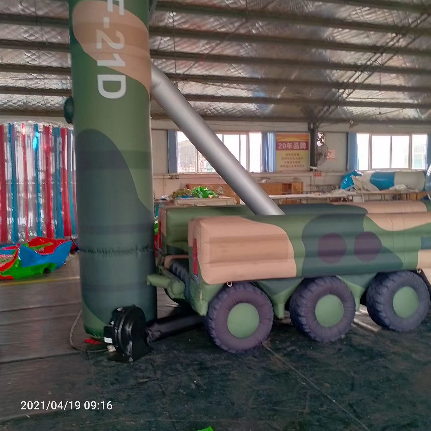 绥化军事演习中的充气目标车辆：模拟发射车雷达车坦克飞机